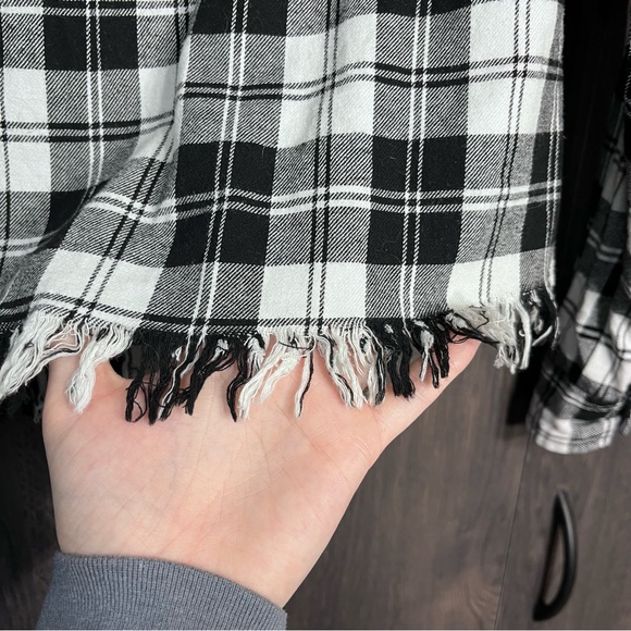 §🌼3/$30🌼Forever 21 Plaid Button Down Distressed Flannel Size Medium - Picture 15 of 16